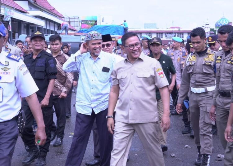 Wali Kota Bukittinggi, Ramlan Nurmatias meninjau langsung kondisi Terminal Tipe A Simpang Aur, Jumat (14/3). (foto: Diskominfo Bukittinggi).