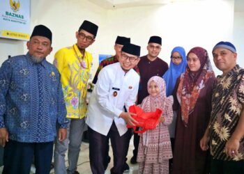 Pemko Bukittinggi Bersama Baznas Salurkan Zakat, Infak dan Bantuan kepada Mustahik