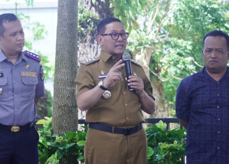 Wali Kota Bukittinggi memfasilitasi penyaluran zakat mal dari pengusaha dan perantau kepada kursir bendi. (foto: Diskominfo Bukittinggi).