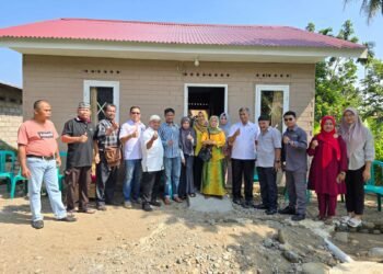 2 Warga Koto Lalang Terharu Terima Bantuan Bedah Rumah dari PT Semen Padang