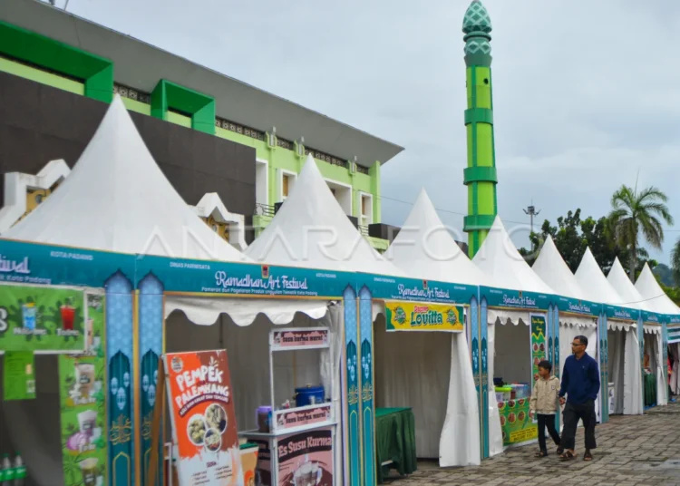 Ramadhan Art Festival di halaman Masjid Nurul Iman Padang pada Senin (3/3). (Foto: ANTARA FOTO/Iggoy el Fitra).