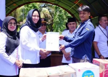 Bupati Annisa Terima Bantuan CSR untuk Korban Banjir dari Sejumlah Perusahaan di Dharmasraya