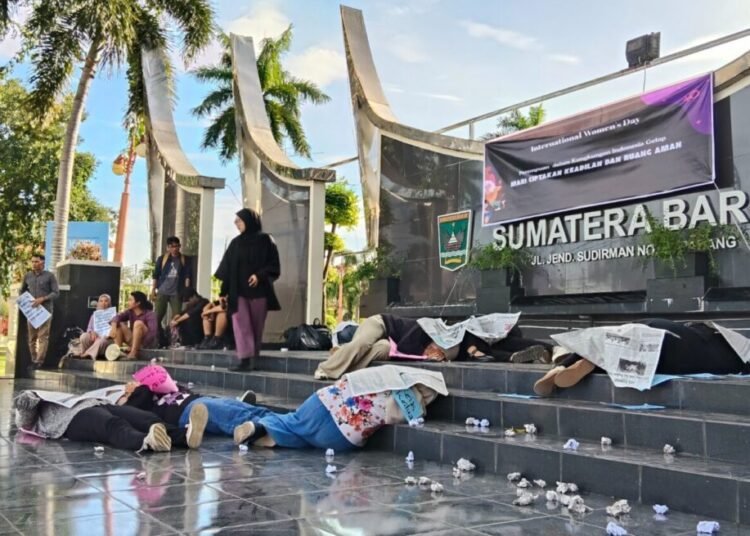 Teatrikal memperingati Hari Perempuan Internasional 2025 di depan Kantor Gubernur Sumbar, Jumat (7/3).