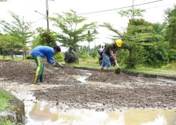 Dinas PUPR Kota Pariaman Mulai Timbun Jalan Rusak di Jembatan Muaro