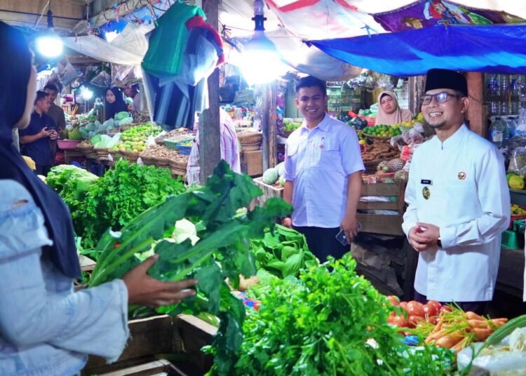 Wakil Wali Kota Bukittinggi, Ibnu Asis bersama TPID meninjau harga pasar menjelang Hari Raya Idul Fitri 1446 H. (foto: Pemko Bukittinggi).