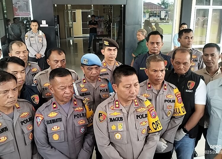 Kapolres Dharmasraya, AKBP Bagus Ikhwan didampingi perwira jajaran Polres saat jumpa pers di Mapolres Dharmasraya.