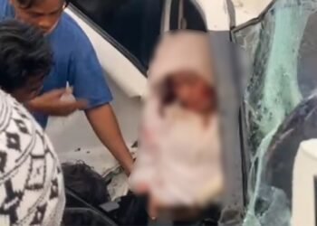 Mobil Tertabrak Kereta Api di Padang, Pengemudi Terjepit