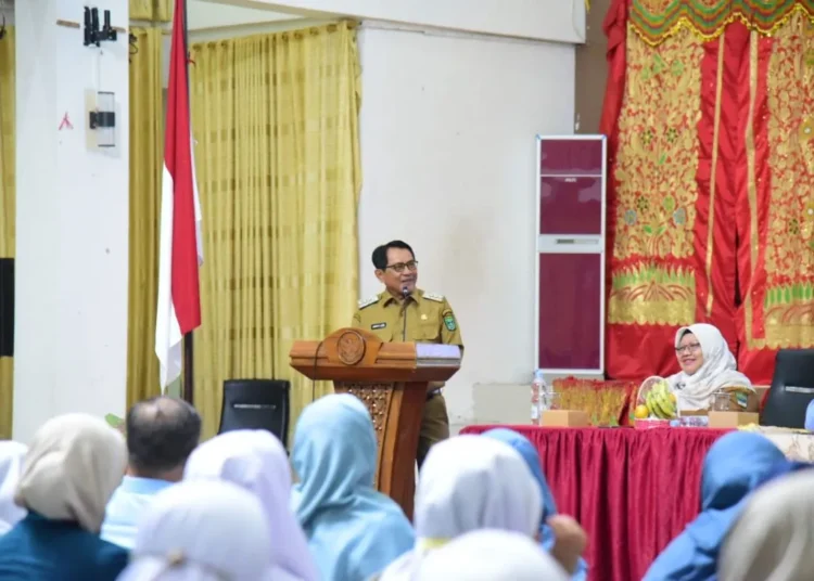 Bupati Padang Pariaman, John Kenedy Azis saat menerima mahasiswa PKL Kemenkes.