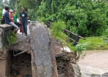 Jembatan Penghubung di Nagari Kayutanam Padang Pariaman Putus Total Akibat Hujan Deras