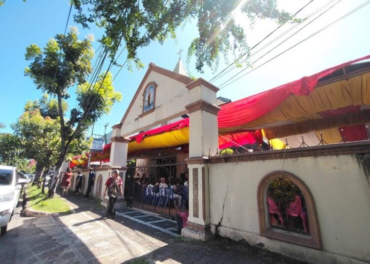 Ratusan penganut agama Katolik mengikuti ibadah Jumat Agung secara khidmat di Gereja Katedral Santa Theresia, Kota Padang, Jumat (18/4). Foto: Habil Ramanda/Kabarminang.com