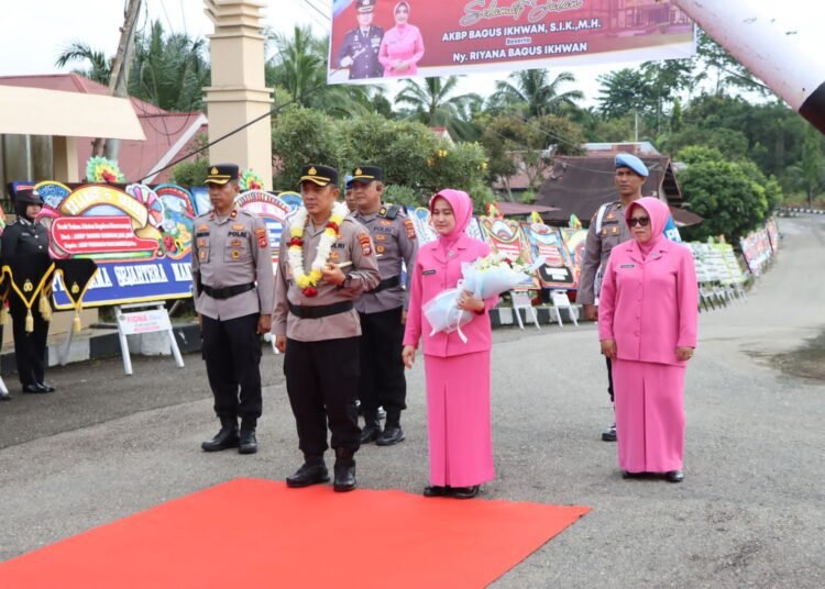 AKBP Purwanto Hari Subekti bersama istri saat upacara Farewell and Welcome Parade Kapolres Dharmasraya.