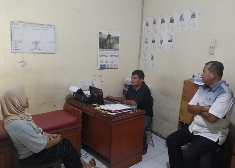 Wanita yang berjoget mengenakan pakaian minim di sebuah hajatan di Kota Padang diperiksa polisi (foto: Dok. Polsek Lubuk Begalung)