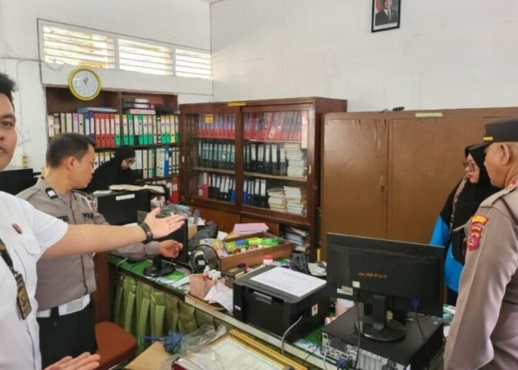 Polisi menunjukkan ruangan tempat terjadinya pencurian di SMA Semen Padang pada Selasa (8/4). Foto Polsek Lubuk Kilangan