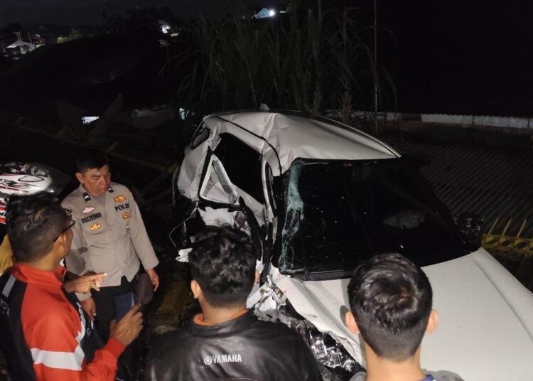 Sebuah mobil ditemper (ditabrak) kereta api di perlintasan rel di kawasan Banda Bakali, Kelurahan Alai Parak Kopi, Kecamatan Padang Utara, Kota Padang, Jumat (11/4). Foto: Polsek Padang Utara
