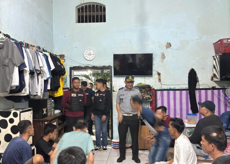 Petugas Lapas Kelas IIA Padang mencari barang terlarang dalam razia kamar narapidana pada Kamis (17/4/2025). Foto: IST