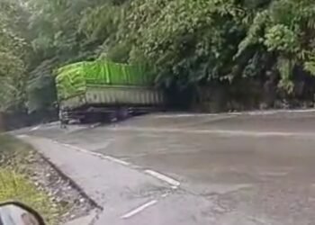 Truk Melintang di Jalur Sitinjau Lauik, Arus Lalu Lintas Padang–Solok Terganggu