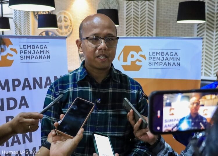 Kepala Kantor Perwakilan LPS I Medan, M. Yusron, diwawancarai wartawan di Padang pada Kamis (24/4) malam. Foto: LPS