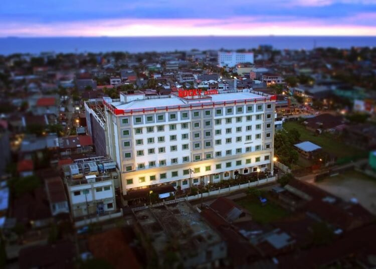 Penampakan salah satu hotel berbintang di pusat Kota Padang. Foto: booking.com