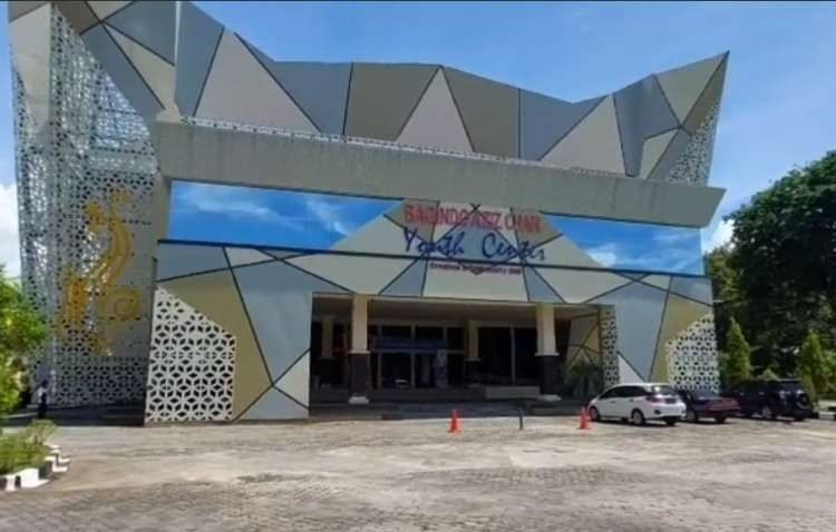 Pelataran Gedung Youth Center Bagindo Aziz Chan dijadikan lokasi parkir bus pariwisata selama libur lebaran 2025. Ist