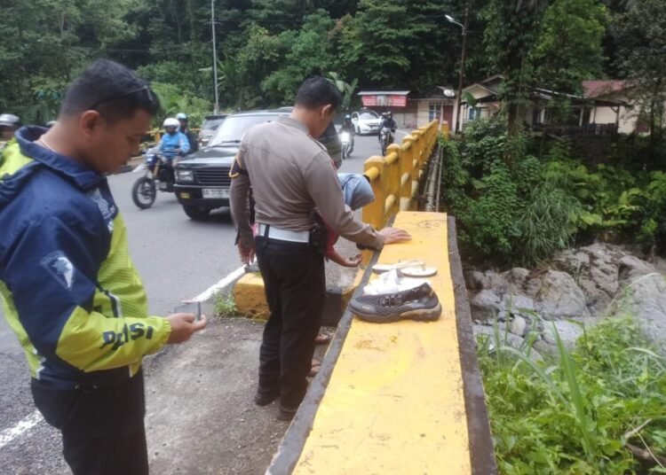 Polisi melakukan olah TKP di lokasi kecelakaan di Jembatan Lubuk Paraku Sitinjau Lauik Kota Padang, Jumat (4/4). Ist