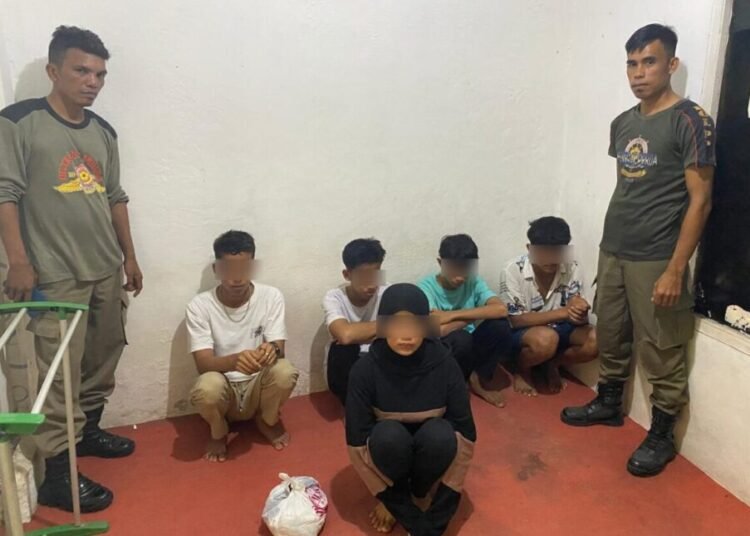 Petugas Satpol PP Pesisir Selatan mengamankan lima remaja yang diduga berbuat asusila, Rabu (2/4).