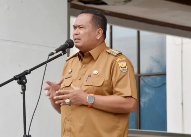 Wali Kota Pariaman, Yota Balad saat sambutan pada apel gabungan di lingkungan pemerintahan setempat pada Selasa (8/4)
