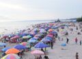 Salah satu lokasi wisata pantai di Pariaman dipadati pengunjung. Ist