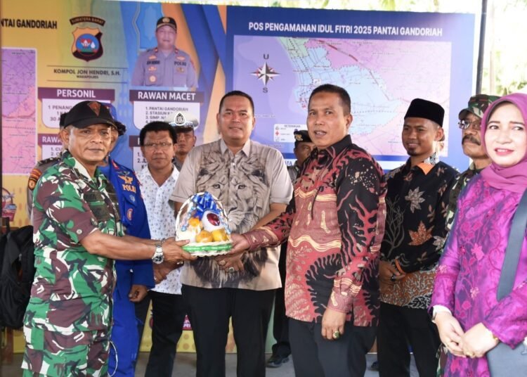 Wali Kota Pariaman, Yota Balad dan Wakil Wali Kota Pariaman, Mulyadi meninjau Pos Pengamanan Idul Fitri, Selasa (1/4).