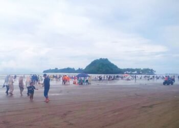 Ribuan Wisatawan Nikmati Libur Lebaran di Pantai Air Manis Padang