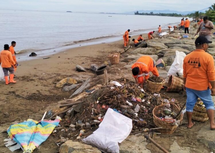 Petugas kebersihan membersihkan Pantai Padang (foto: Diskominfo Padang).