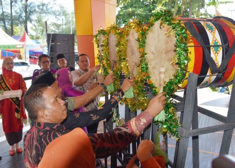 Wali Kota Pariaman Yota Balad resmi membuka event Pariaman Barayo 2025 di Pentas Seni Pantai Gandoriah pada Selasa (1/4).