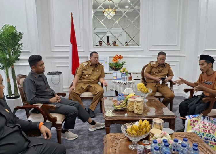 Wali Kota Pariaman Yota Balad memberikan dukungan kepada Efriadi yang hendak ke Makkah dengan berjalan kaki. (foto: Media Center Kominfo Kota Pariaman).