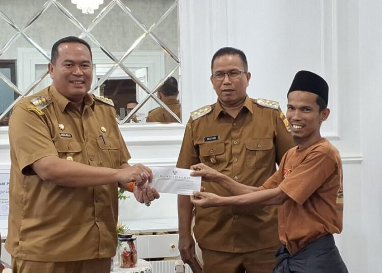 Efriadi mendatangi Wali Kota Pariaman untuk meminta dukungan dirinya berjalan kaki ke Makkah. (foto: Dok. Pemko Pariaman).
