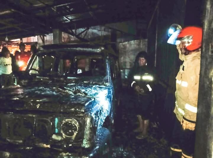 Penampakan mobil dan bangunan yang terbakar di Korong Sungai Limau, Nagari Kuranji Hilir, Kecamatan Sungai Limau, Kabupaten Padang Pariaman, pada Minggu (13/4).