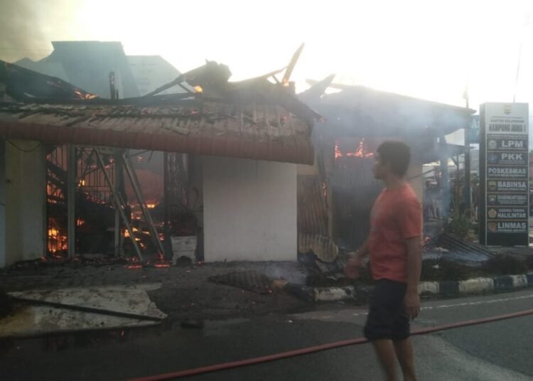 Kantor Lurah Kampung Jawa 1, Kecamatan Pariaman Tengah, Kota Pariaman, terbakar pada Kamis (10/4) pukul 18.10 WIB.