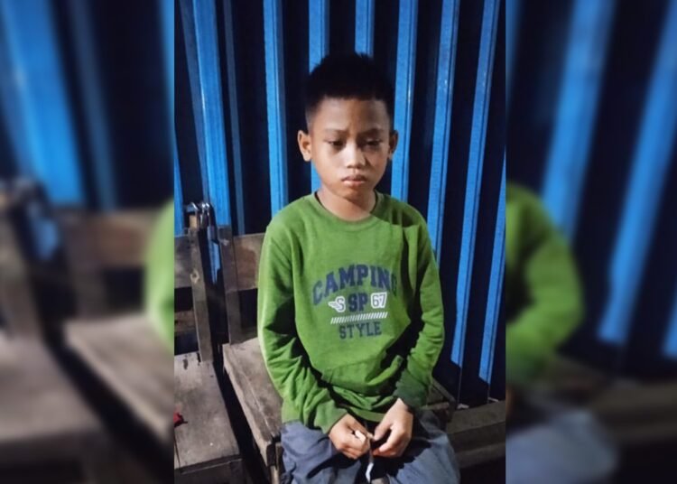 Bocah 10 tahun ditemukan terlantar di sekitar Bengkel Dt. Yunardi, RT 02 RW 02, Kelurahan Bungus Barat, Kecamatan Bungus Teluk Kabung, Kota Padang, pada Selasa (8/4).