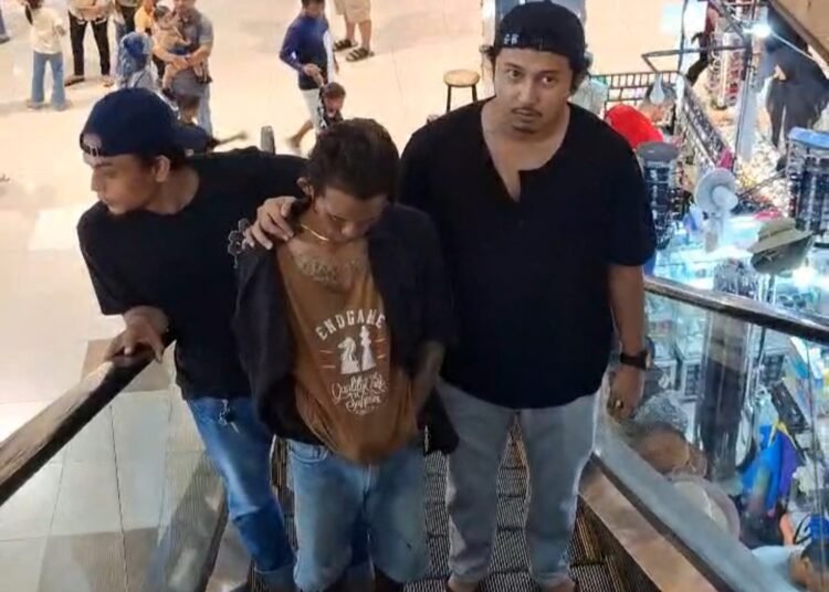 Pria inisial J (36), warga Padang Selatan, ditangkap Tim Klewang Satreskrim Polresta Padang pada Selasa sore (8/4) setelah diduga mencuri sebuah tas milik pengunjung Plaza Andalas.