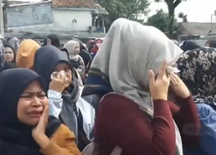Ribuan karyawan PT Danbi International di Garut, Jawa Barat, menangis histeris setelah mendengar kabar bahwa perusahaan tempat mereka bekerja dinyatakan pailit beberapa waktu lalu. Foto: YouTube TvOne