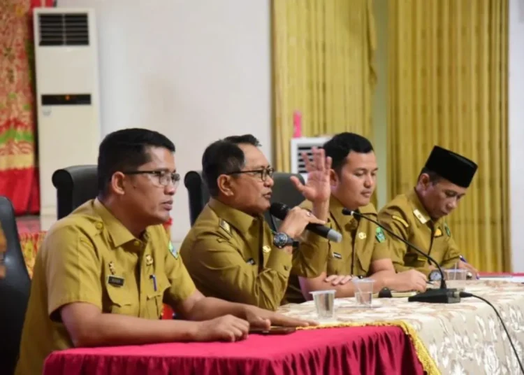 Bupati Padang Pariaman, John Kenedy Azis (dua kiri) menyampaikan sambutan pada halal bihalal usai apel gabungan di lingkungan pemerintahan setempat di Parik Malintang, Selasa (8/4).