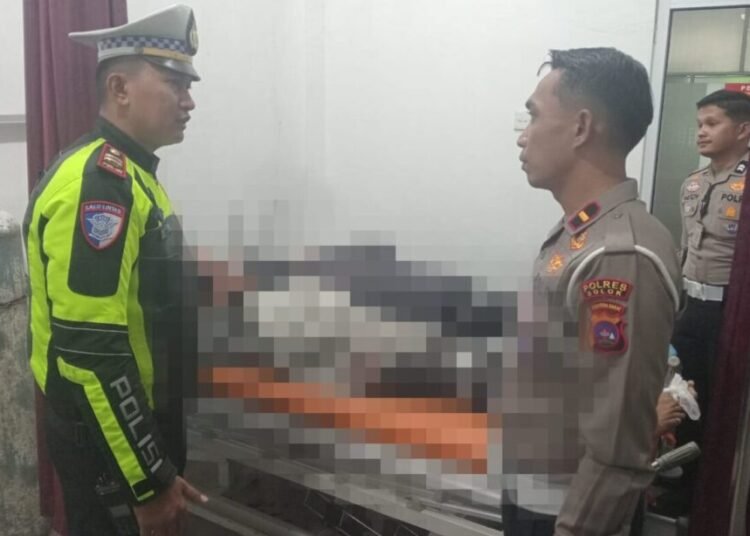 Satlantas Polres Solok mengevakuasi kedua korban ke rumah sakit.