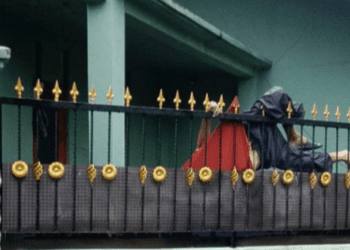 Geger, Seorang Pria Ditemukan Tersangkut di Pagar Rumah dalam Keadaan Meninggal Dunia