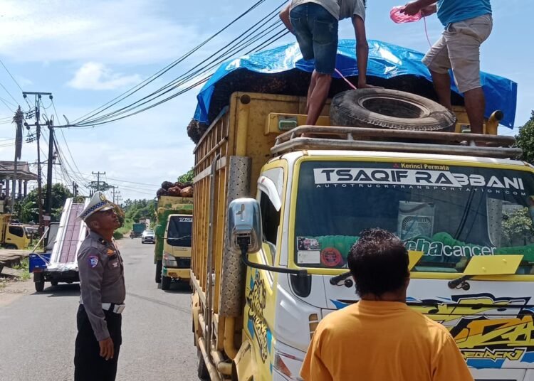 Kanit Lantas Polsek Koto Baru Polres Dharmasraya, IPDA Andre, saat melakukan penindakan terhadap truk pengangkut TBS sawit yang tidak menggunakan terpal penutup bak.