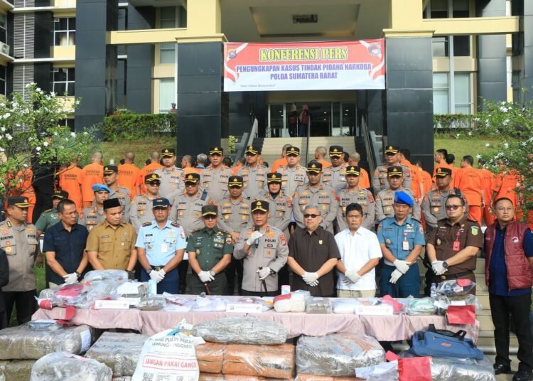 Konferensi pers di lapangan Apel Mapolda Sumbar, Selasa (29/4).