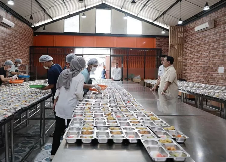 Presiden RI, Prabowo Subianto, melakukan inspeksi mendadak atau sidak ke dapur umum dan sekolah untuk meninjau langsung pelaksanaan program Makan Bergizi Gratis di Rawamangun, Jakarta Timur, Senin (3/2). Foto: Tim Media Presiden Prabowo