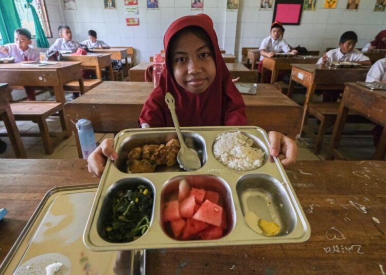 Siswa SD menikmati makanan Program Makan Bergizi Gratis. Foto: Indonesia.go.id