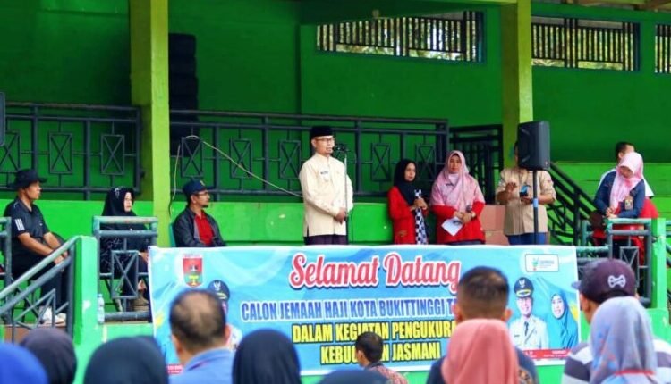 Wakil Wali Kota Bukittinggi Ibnu Asis membuka kegiatan tes pengukuran kebugaran calon jemaah haji. (Foto: Pemko Bukittinggi).