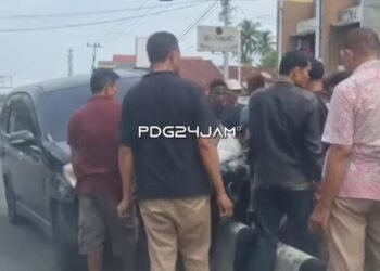 Kecelakaan di Padang, Mobil Tabrak Pembatas Jalan