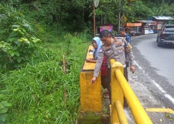 Rem Blong, Sekeluarga Naik Motor Terjun ke Sungai di Sitinjau Lauik, Sempat Tabrak Pejalan Kaki