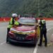 Polisi Pasang Garis Polisi pada Kendaraan Parkir di Jembatan Kelok 9