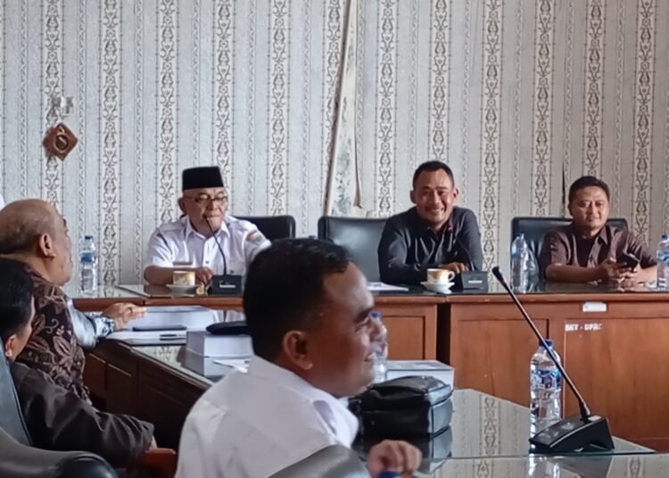 Bupati Pasaman Barat, Yulianto (peci hitam), bersama Ketua DPRD Pasaman Barat, Dirwansyah, dan anggota DPRD lainnya, berbincang-bincang ringan di kantor DPRD setempat pada Rabu (9/4), salah satunya membahas masalah tambang emas ilegal. Foto: Irfansyah Pasaribu